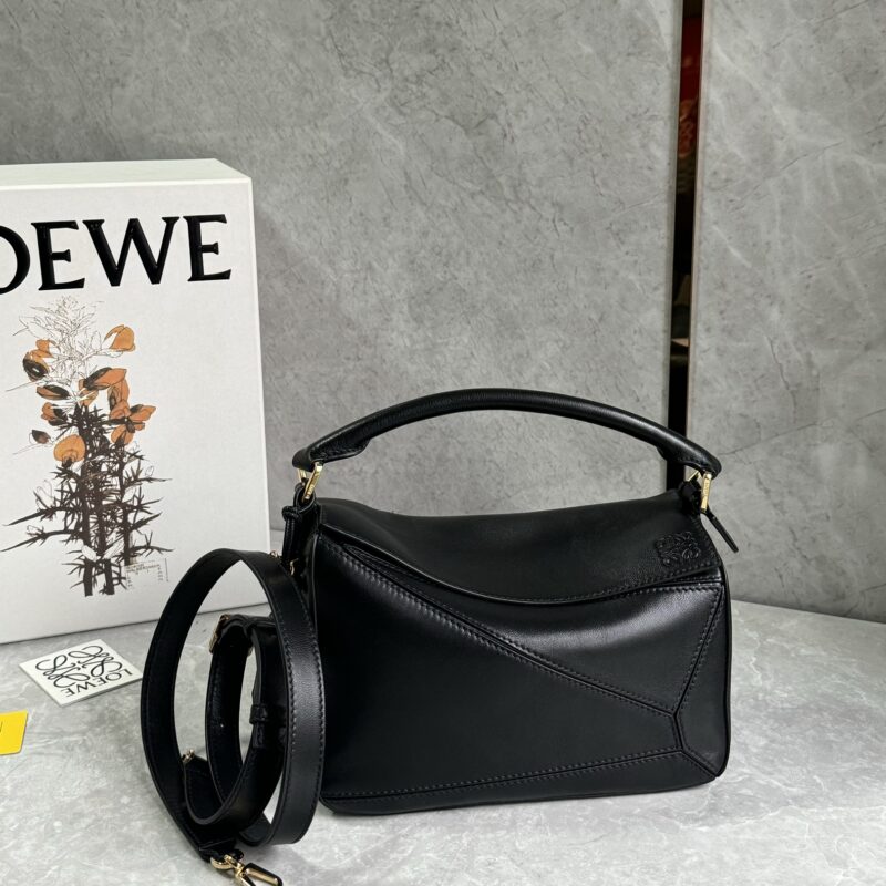 LOEWE 新款沿用经典款开口设计 0189