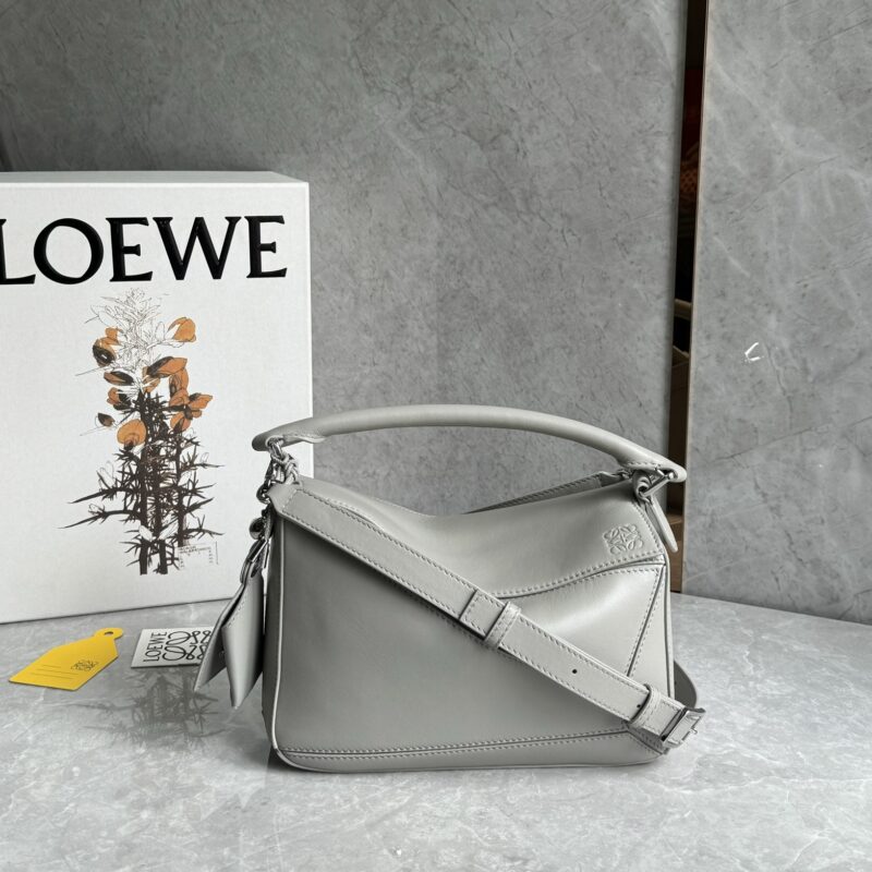 LOEWE 新款沿用经典款开口设计 0189