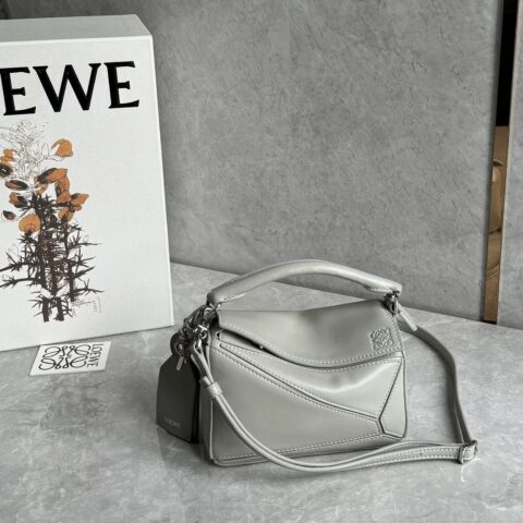LOEWE 新款沿用经典款开口设计 0338