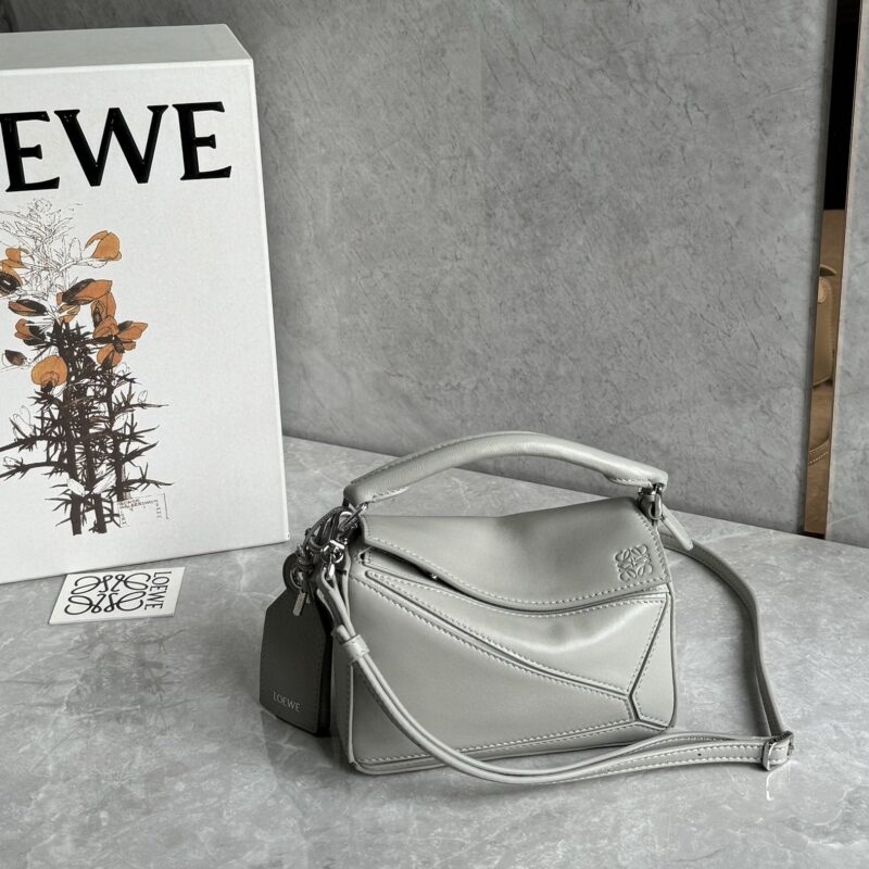 LOEWE 新款沿用经典款开口设计 0338