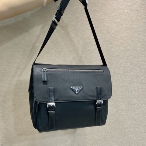 PRADA 升级版邮差包 BD671B