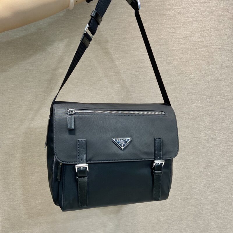 PRADA 升级版邮差包 BD671B