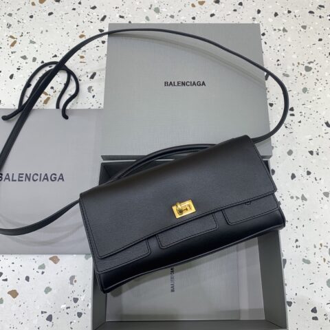 Balenciaga  新款 Bel Air Clutch 翻盖手拿包 款号：843943 黑色金扣