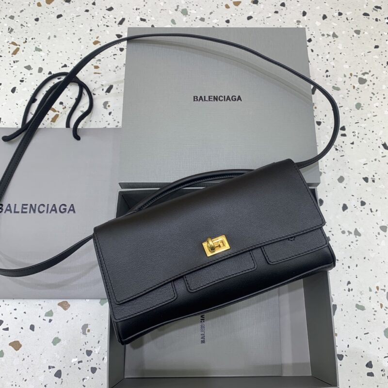 Balenciaga  新款 Bel Air Clutch 翻盖手拿包 款号：843943 黑色金扣