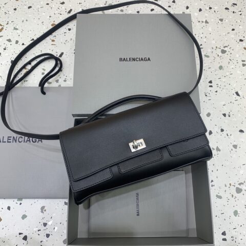 Balenciaga 新款 Bel Air Clutch 翻盖手拿包 款号：843943 黑色银扣
