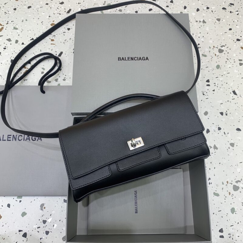 Balenciaga 新款 Bel Air Clutch 翻盖手拿包 款号：843943 黑色银扣