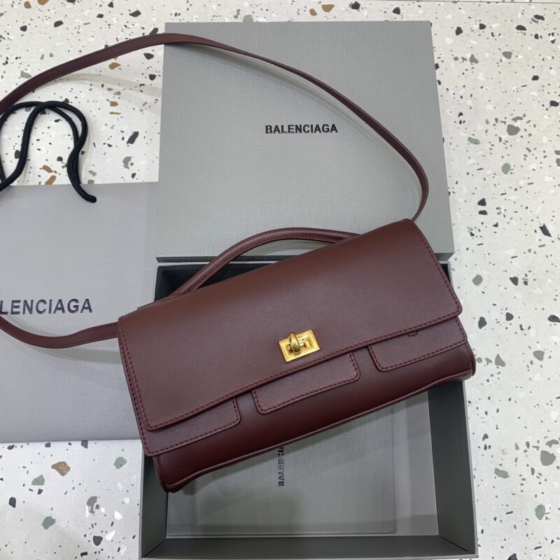 Balenciaga 新款 Bel Air Clutch 翻盖手拿包款号：843943 枣红色