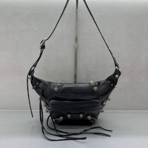 Balenciaga 𝐜𝐚𝐠𝐨𝐥𝐞胸包又添一经典胸包 型号:742014油蜡黑