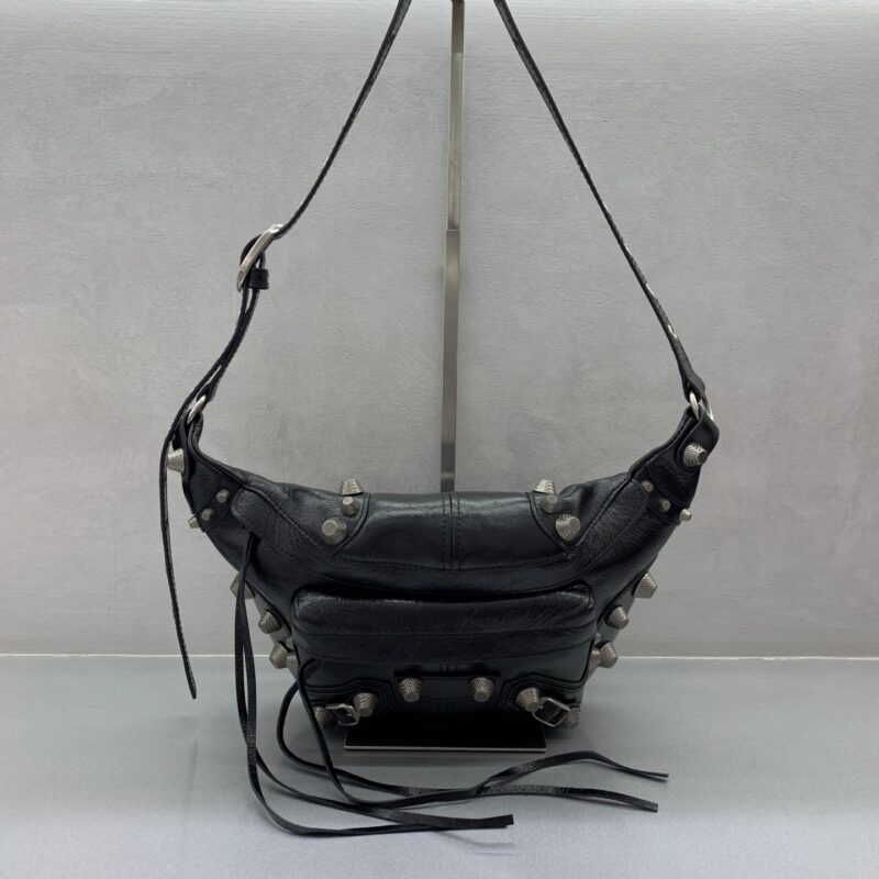Balenciaga 𝐜𝐚𝐠𝐨𝐥𝐞胸包又添一经典胸包 型号:742014油蜡黑