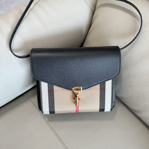Burberry B家粒纹皮革拼 house 格纹斜背包