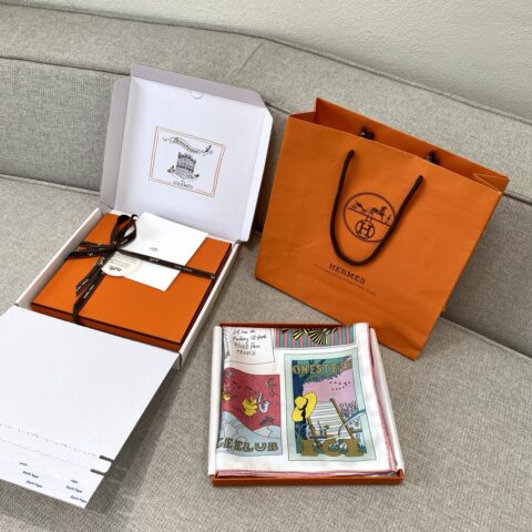 HERMES 『乐享天地90方巾』