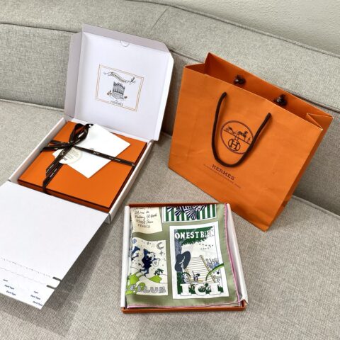 HERMES 『乐享天地90方巾』