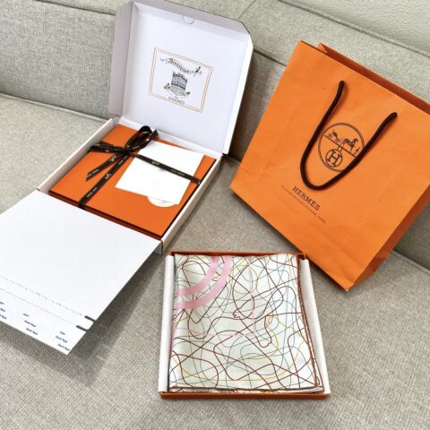 HERMES  『华丽的缰辔丝线版90方巾』