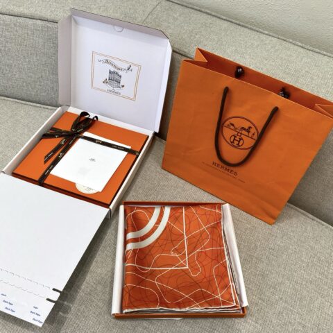 HERMES 『华丽的缰辔丝线版90方巾』