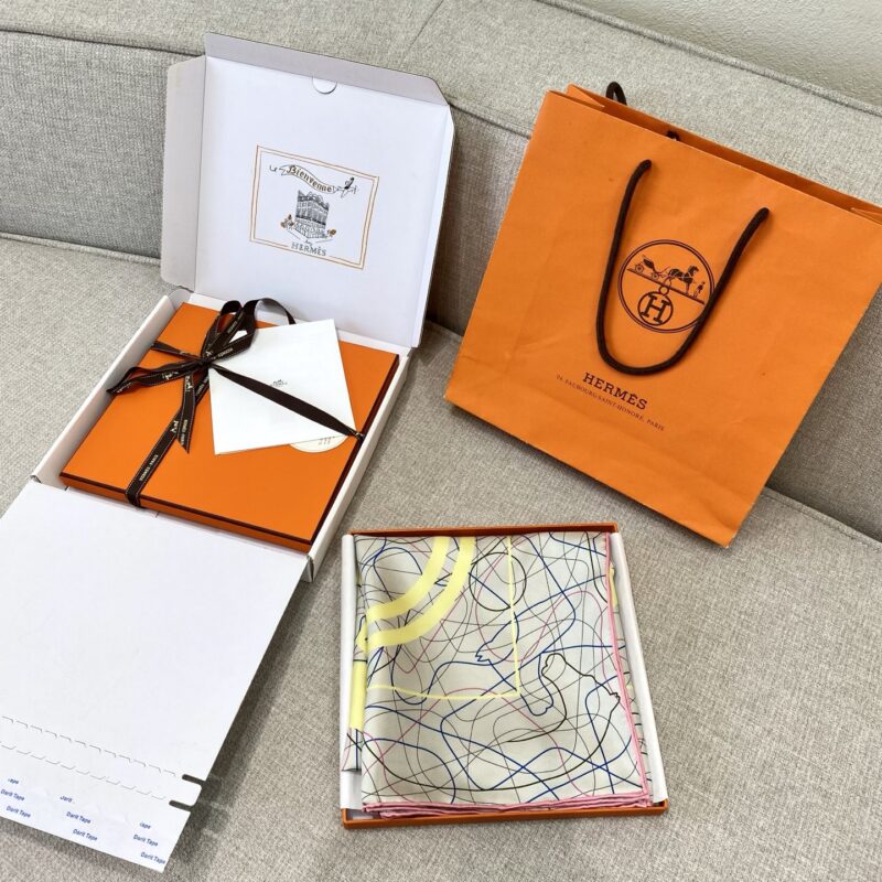 HERMES 『华丽的缰辔丝线版90方巾』