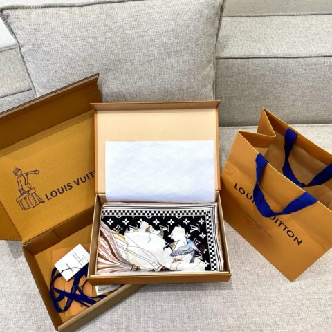 LV 『FROM THE CLOUD 90 方巾』M97199