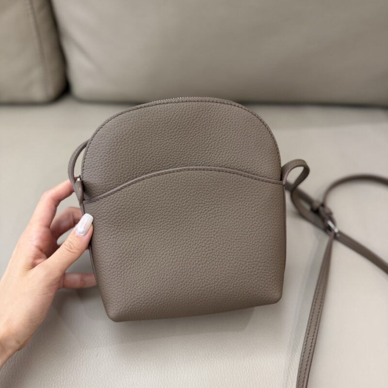 THE ROW Crossbody Bag 摔纹烟灰褐 型号:TR1232