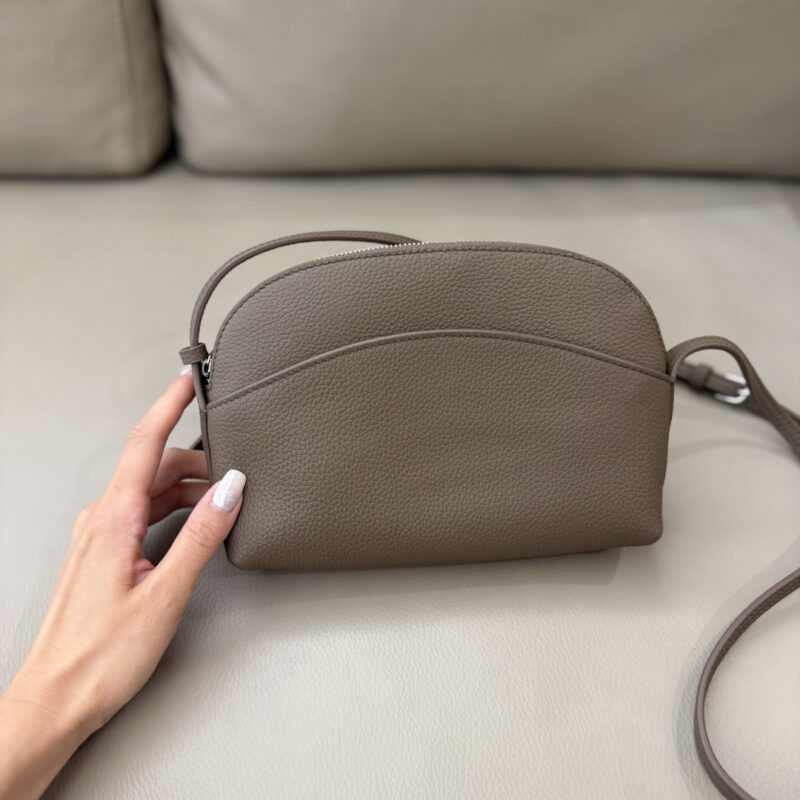 THE TOW Crossbody Bag 摔纹烟灰褐 型号：TR1231