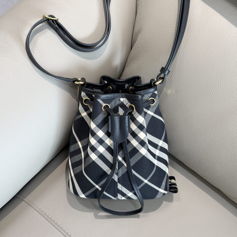Burberry B家最新小桶包
