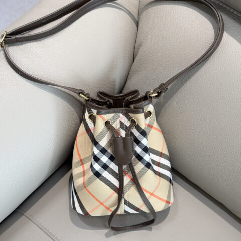 Burberry B家最新小桶包