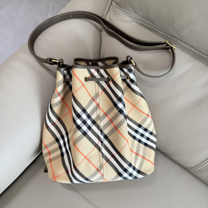 Burberry B家最新格纹包