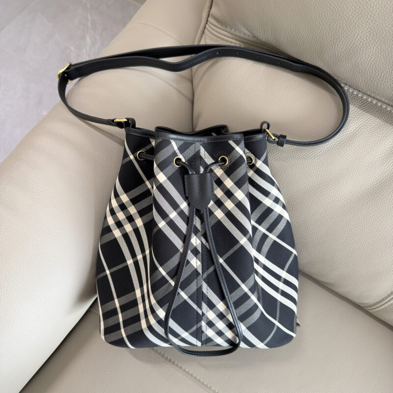 Burberry B家最新格纹包