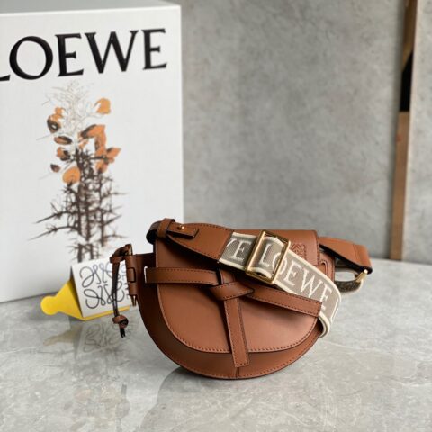 LOEWE 升级版字母寛肩带马鞍包MiniGateDual手袋 0672棕色