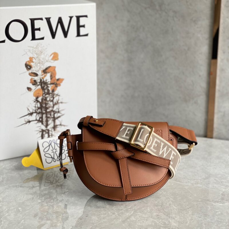 LOEWE 升级版字母寛肩带马鞍包MiniGateDual手袋 0672棕色