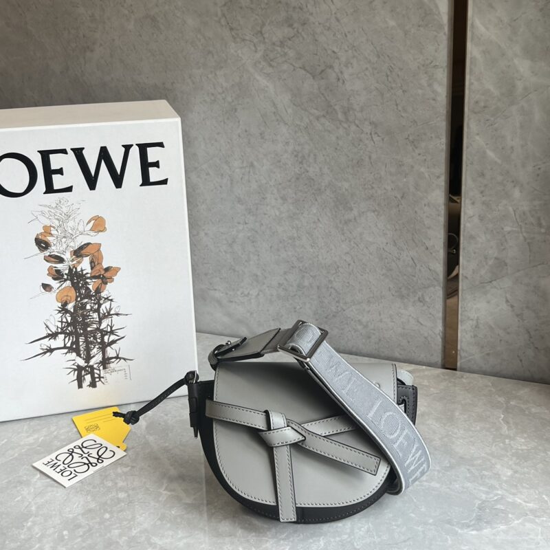 LOEWE 升级版 字母寛肩带马鞍包MiniGateDual手袋 0672