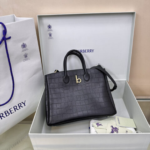 Burberry B家最新柔软立挺的托特包