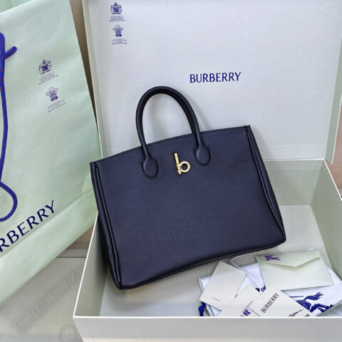 Burberry B家最新柔软立挺的托特包
