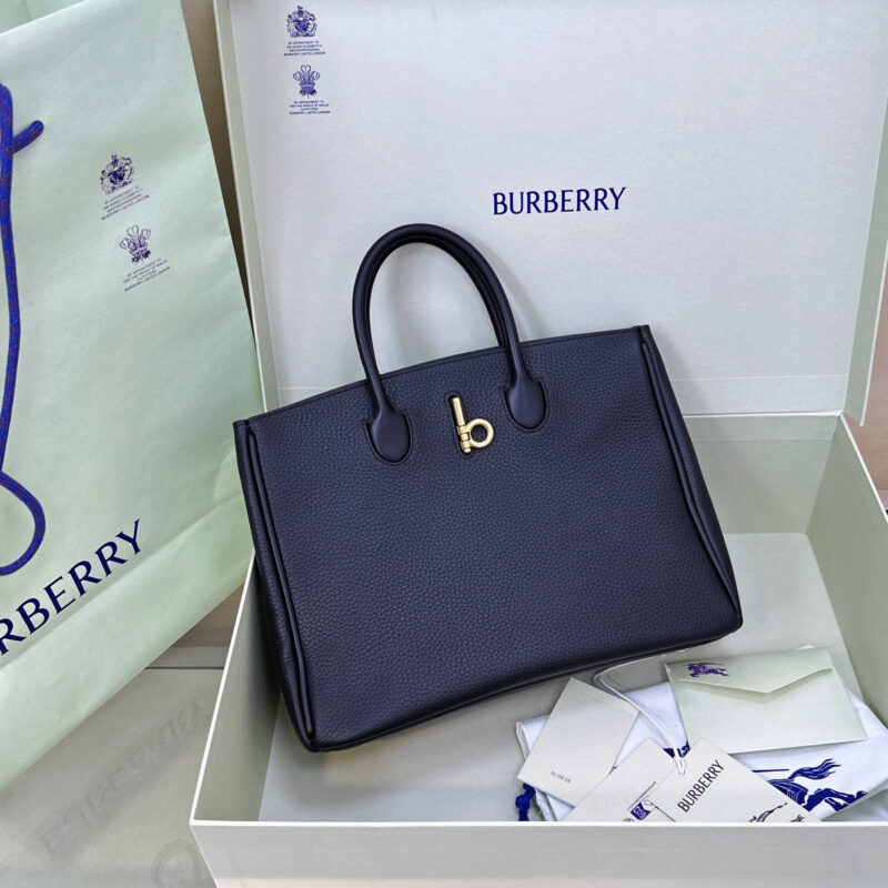 Burberry B家最新柔软立挺的托特包