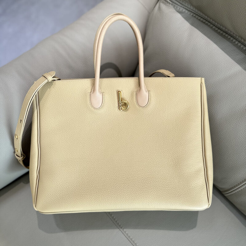 Burberry  B家最新柔软立挺的托特包