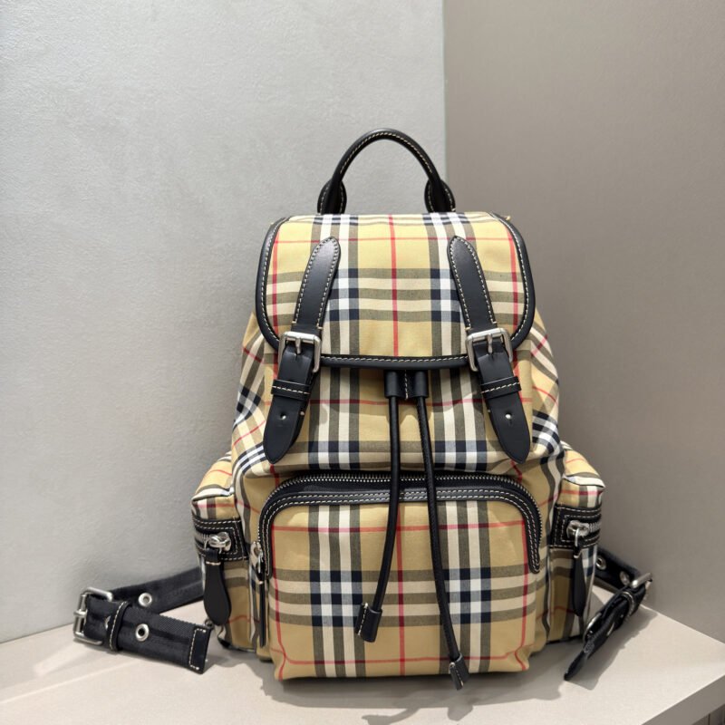 Burberry B家军旅背包以品牌典藏的军风包款为原型