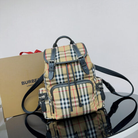 Burberry B家军旅背包以品牌典藏的军风包款为原型