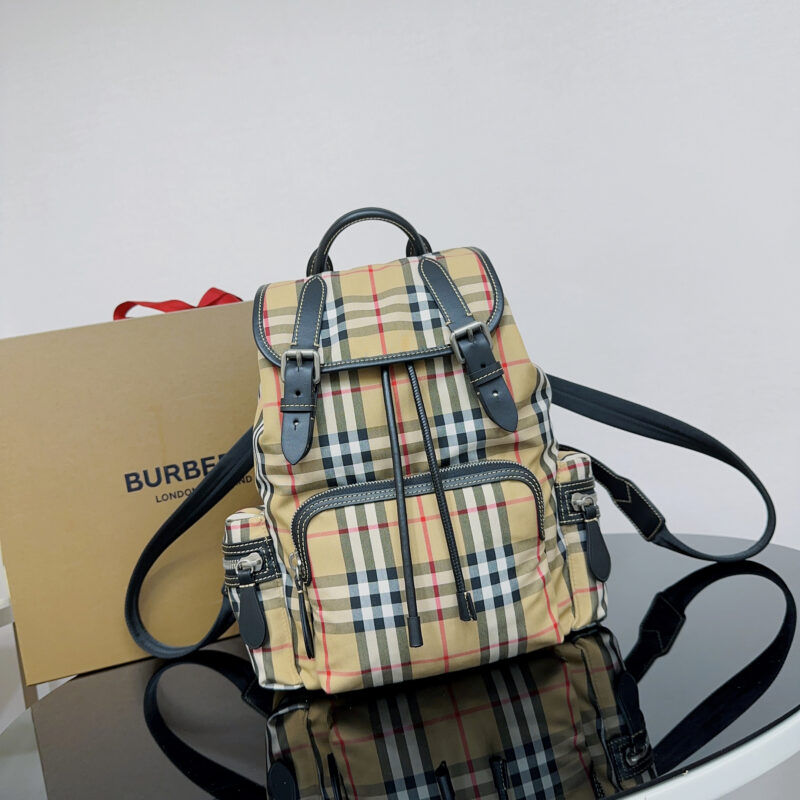 Burberry B家军旅背包以品牌典藏的军风包款为原型