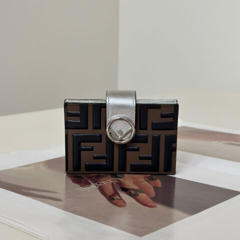 FENDI 扁形卡片套设有中央隔层及6个信用卡夹层 款号0260