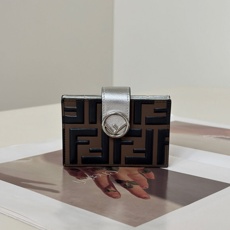 FENDI 扁形卡片套设有中央隔层及6个信用卡夹层 款号0260