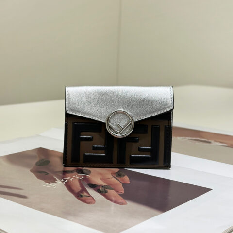 FENDI 牛皮压印双F标志性,多卡位名片包 款号：0261