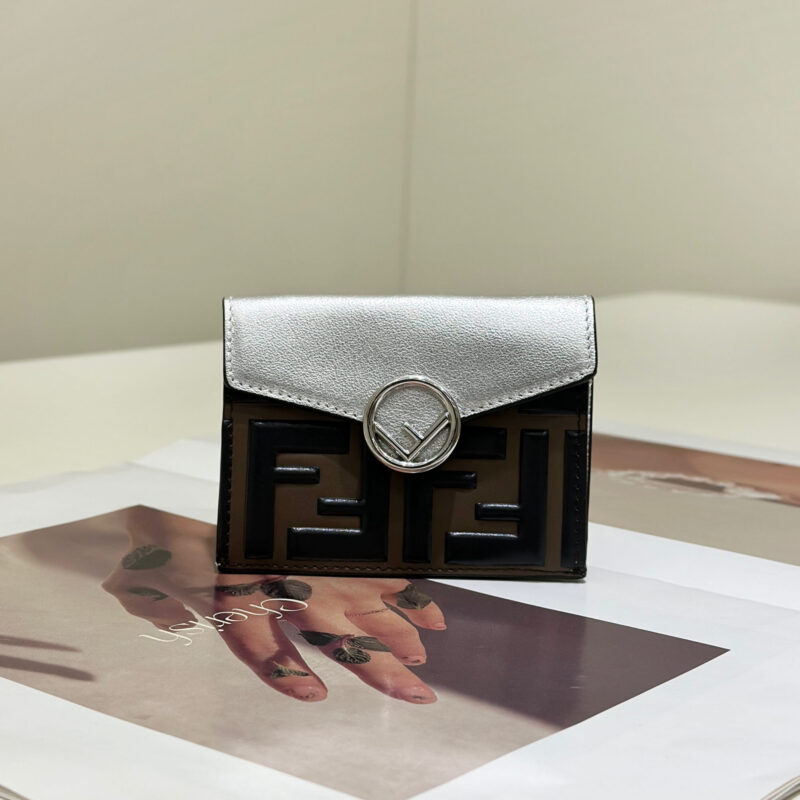 FENDI 牛皮压印双F标志性,多卡位名片包 款号：0261