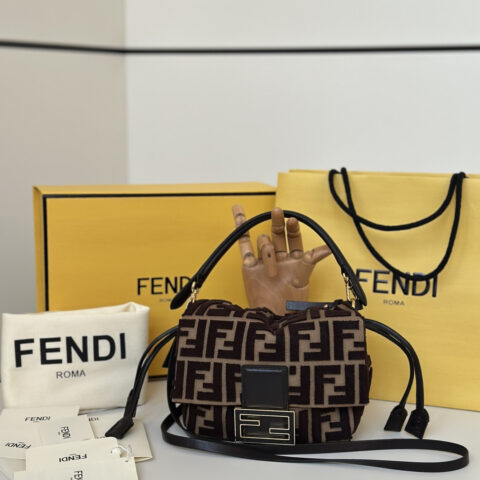 FENDI 全新 Mamma Baguette 款号 8692s