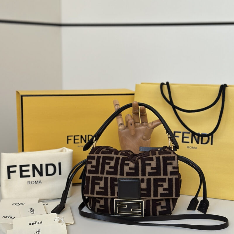 FENDI 全新 Mamma Baguette 款号 8692s
