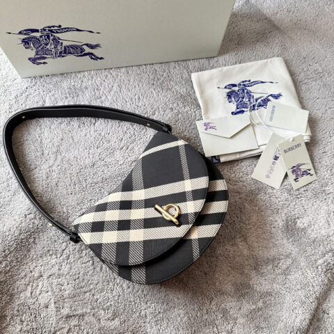 Burberry B家最新羊毛立挺包款