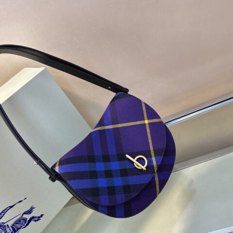 Burberry B家最新羊毛立挺包款