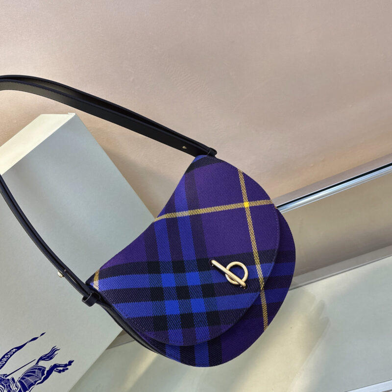 Burberry B家最新羊毛立挺包款