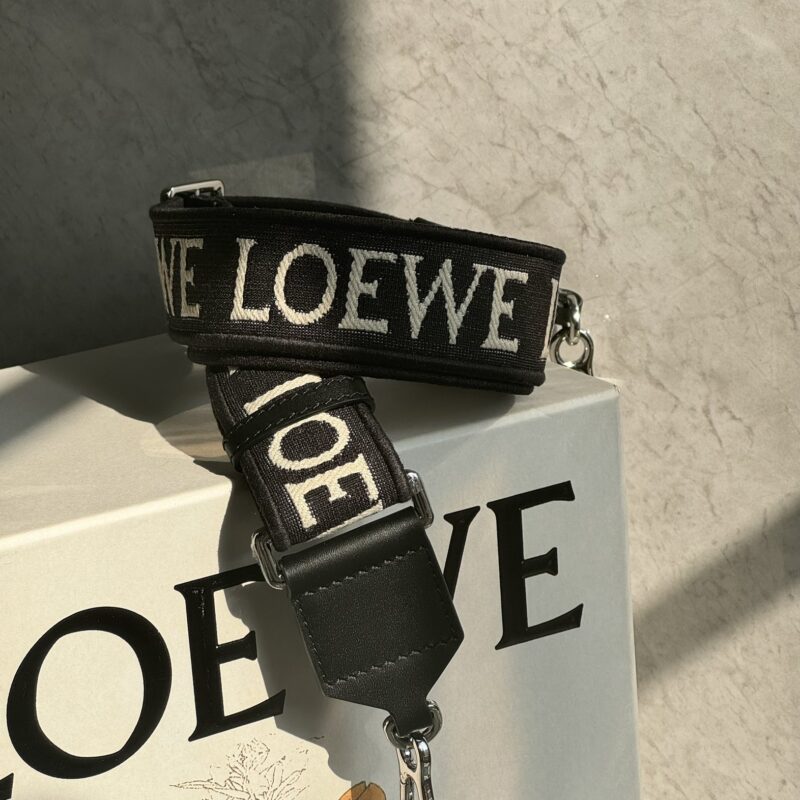 LOEWE 字母宽肩带