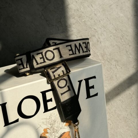 LOEWE 字母宽肩带