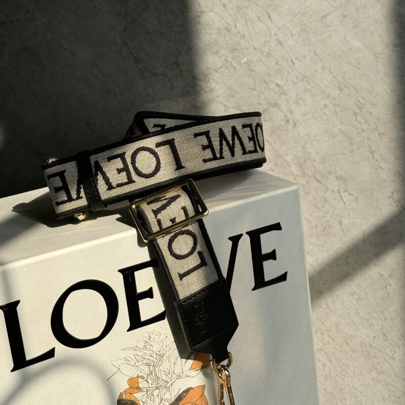 LOEWE 字母宽肩带