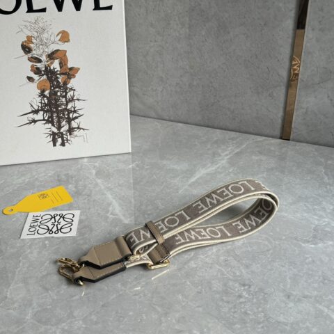 LOEWE 燕麦色字母宽肩带