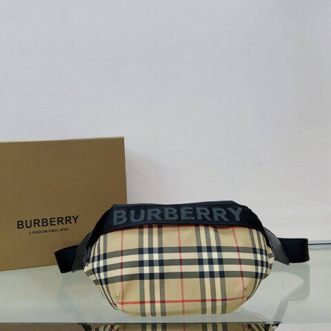 Burberry B家腰包借鉴九十年代街头风格